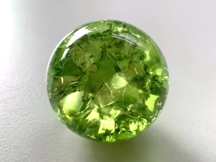 Kristallglaskugel 35 mm, grün - Splittereffekt, oberflächeneingefärbt