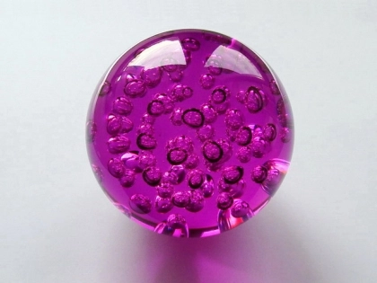 Kristallglaskugel 150 mm, pink mit Luftblasen, oberflächeneingef.